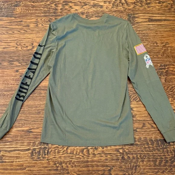 Nike Men's Green Long Sleeve Shirt with Buffalo Graphic - Picture 3 of 5